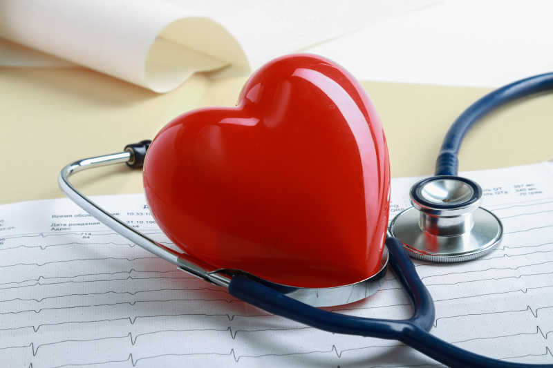 桌子上的红色的心和一个听诊器