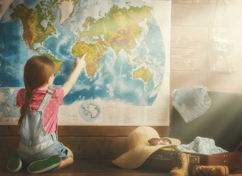一个人仔细研究地图的小女孩