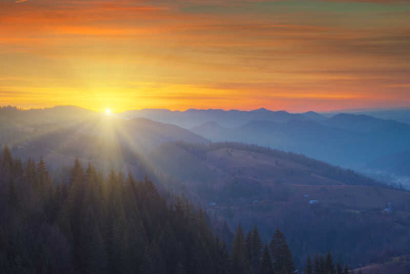 色彩缤纷的日出在喀尔巴阡山脉的山谷