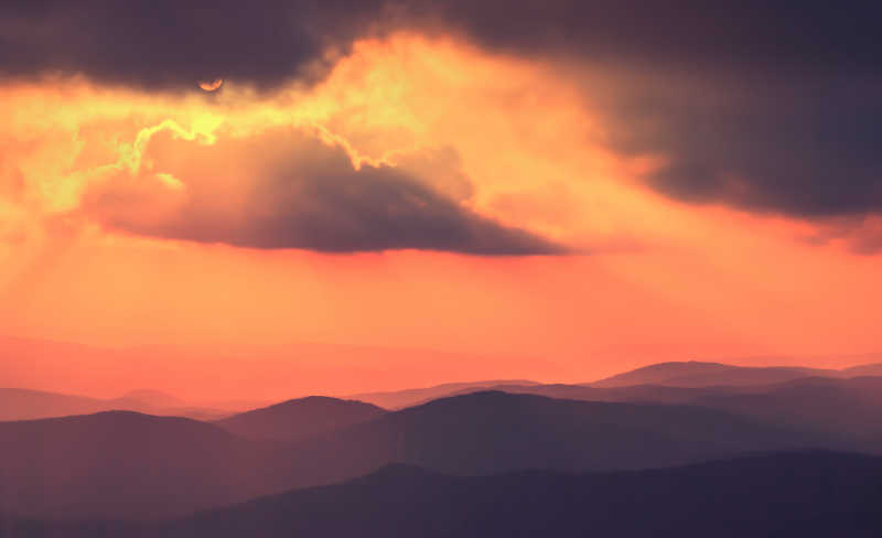 克里米亚山脉的美丽日落