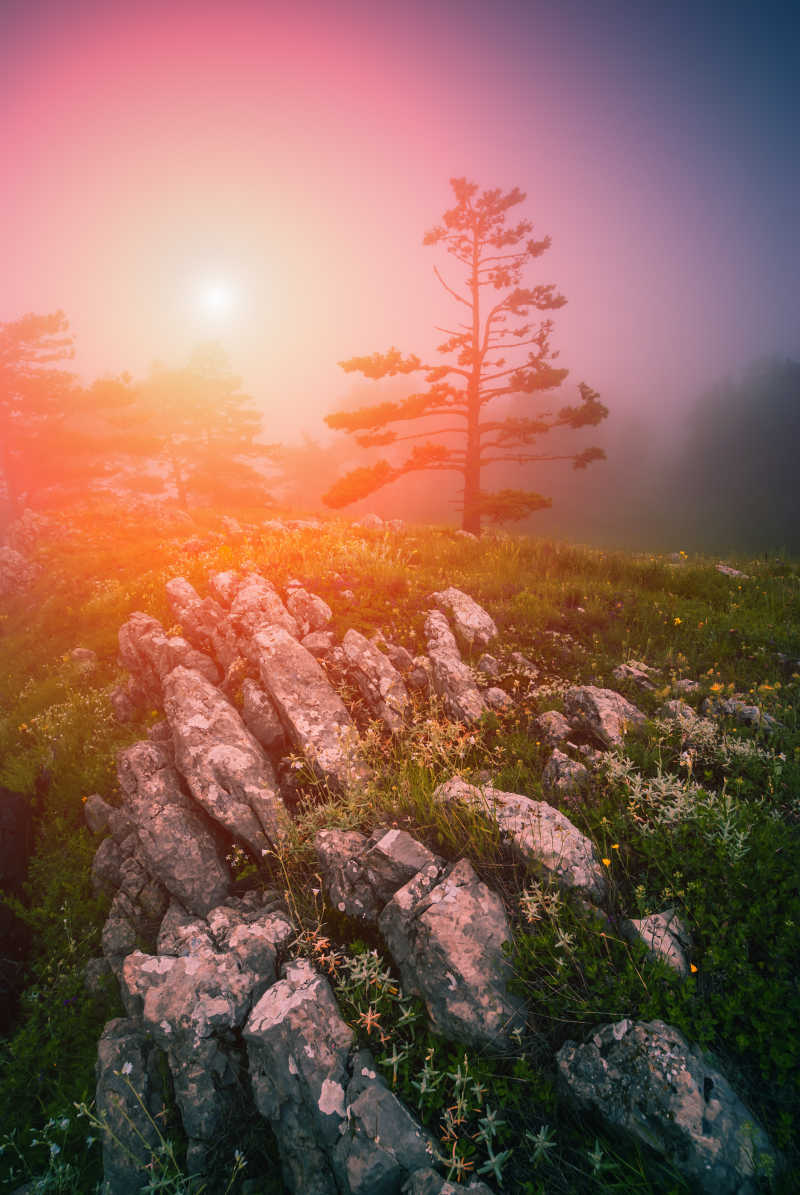 克里米亚多雾山脉的壮丽日出