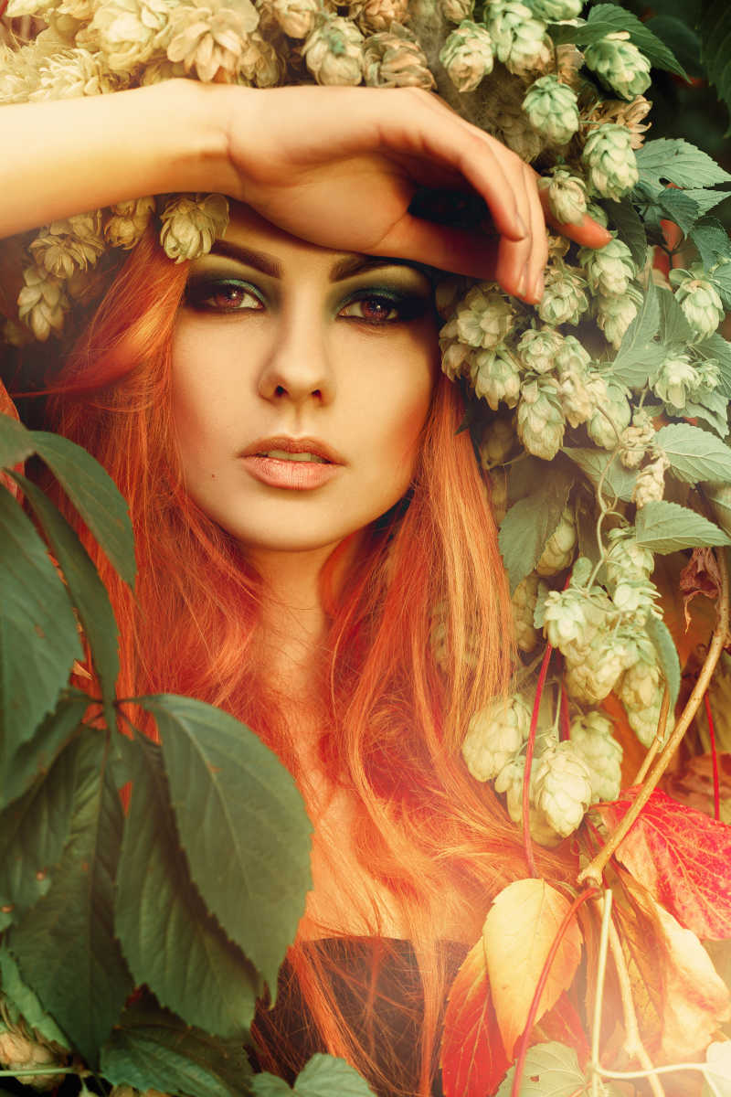 植物围绕的性感红发美女