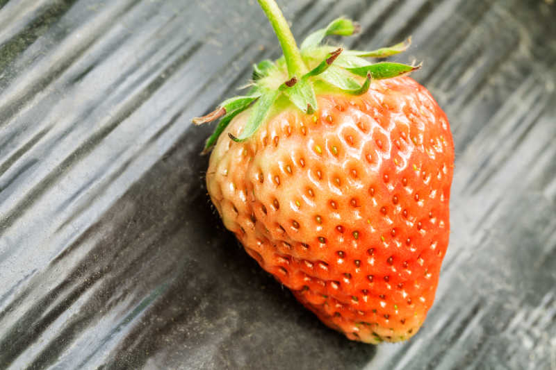 木桌上的草莓