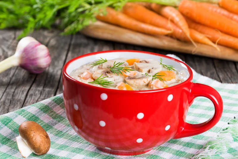 红碗里的胡萝卜蘑菇汤
