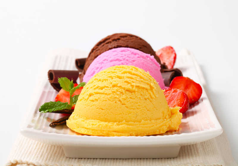 盘子里的精致冰淇淋甜品
