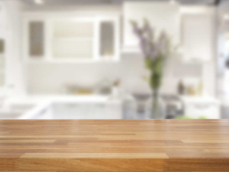 模糊的厨房背景前崭新的木桌