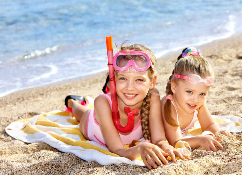 海滩上玩耍的两个小女孩