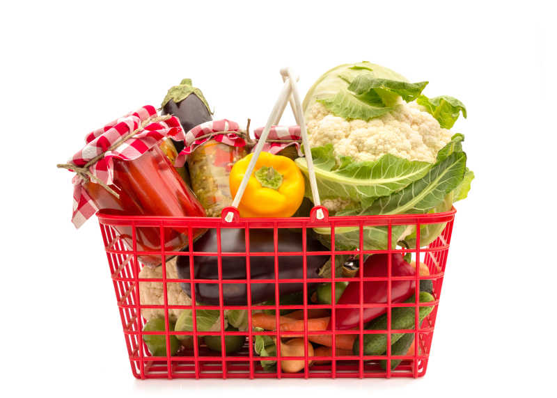 购物篮里的蔬菜和罐头