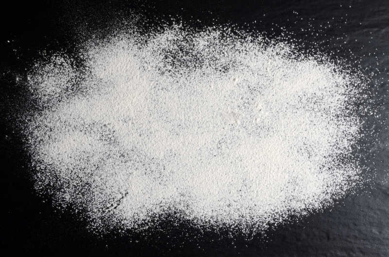 黑色桌上的白面粉