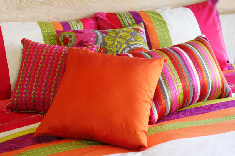 颜色鲜艳的床和枕头