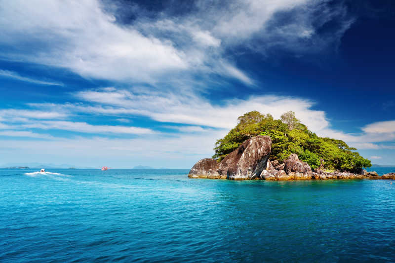蓝天白云下泰国的小岛