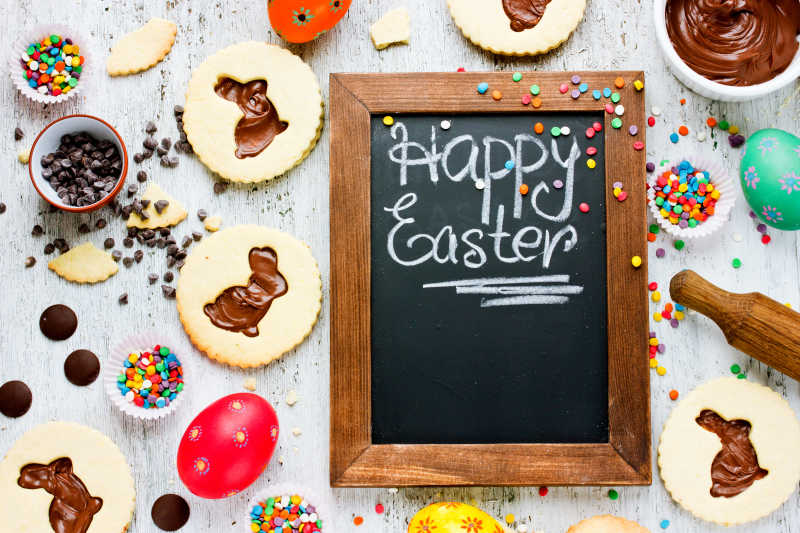 复活节烘焙巧克力兔子饼干和黑色相框的祝福语