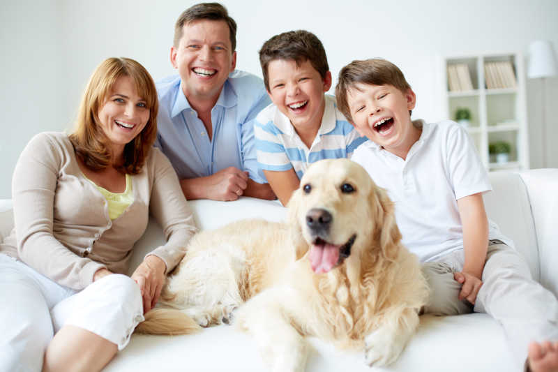 快乐的家庭与宠物狗