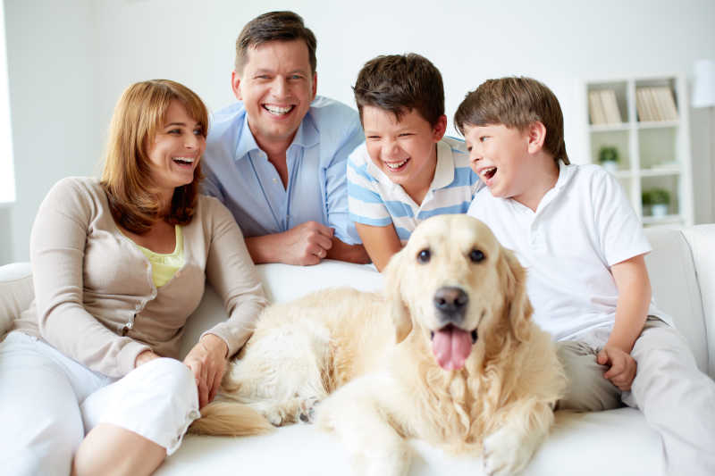 快乐的一家人和宠物狗