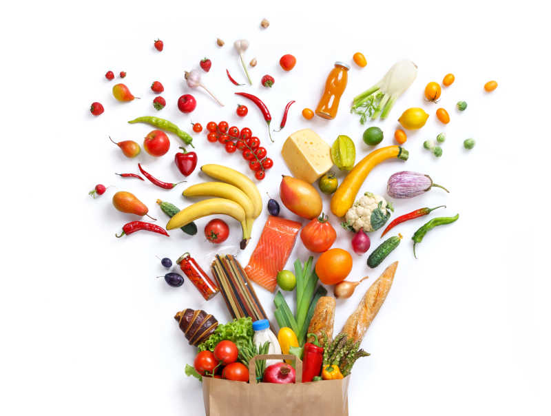 食品袋里的不同水果和蔬菜