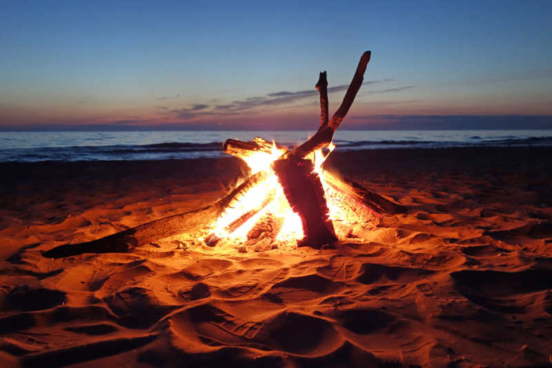 海滩上的篝火