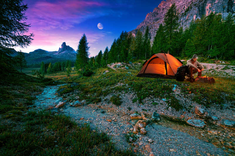 美丽夜景下的篝火和帐篷
