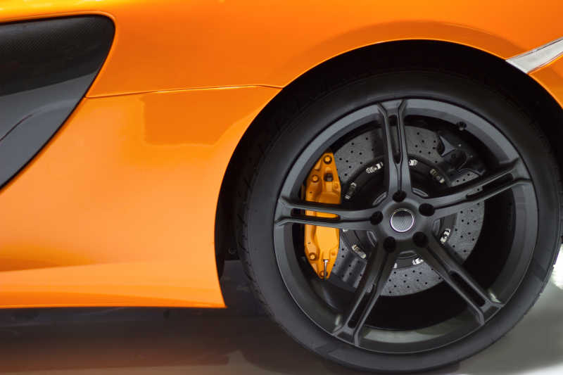 橙色跑车轮胎特写