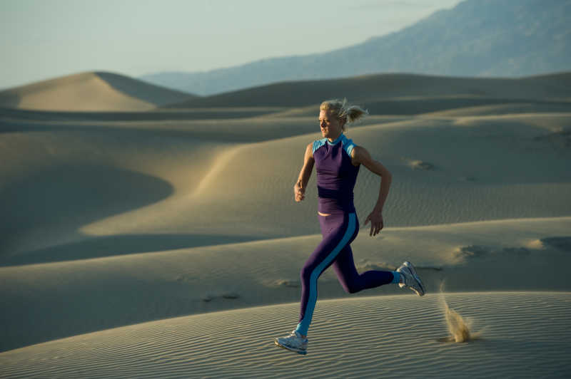 奔跑在沙漠中的金发女子