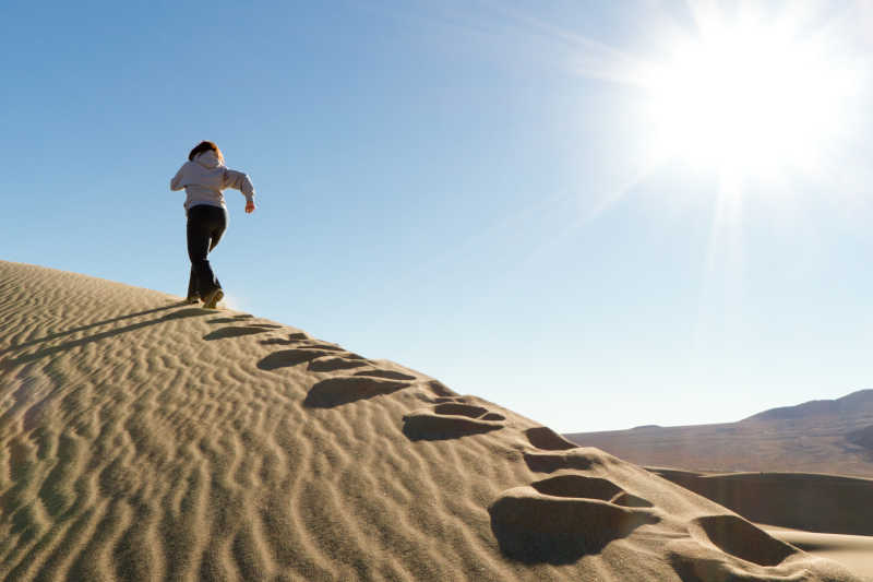 在沙漠中努力奔跑的女子