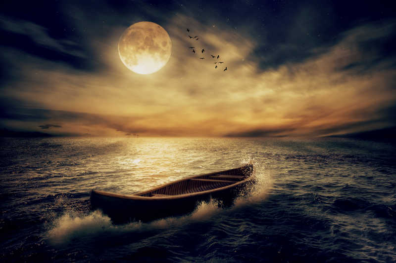 月黑风高的夜晚漂流在大海中的小船