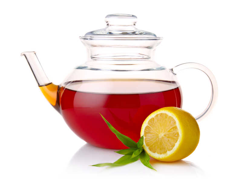 玻璃茶壶里的柠檬红茶