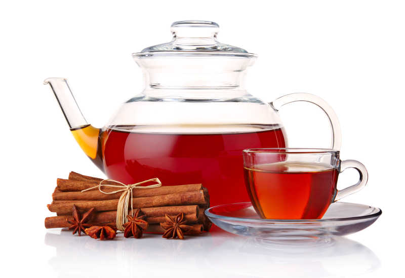 玻璃茶壶茶杯里的红茶与香料