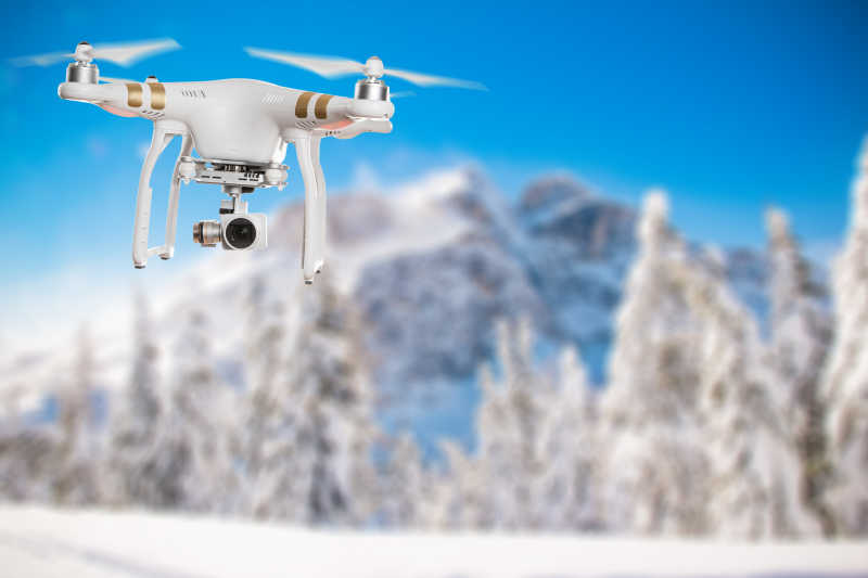 拍摄雪景的白色无人机
