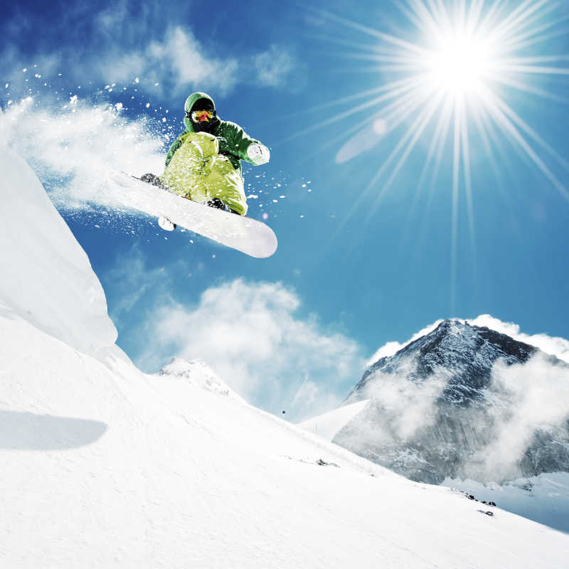 阳光下玩高山跳跃滑雪