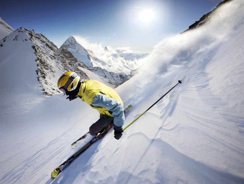 山坡上的高山滑雪运动员
