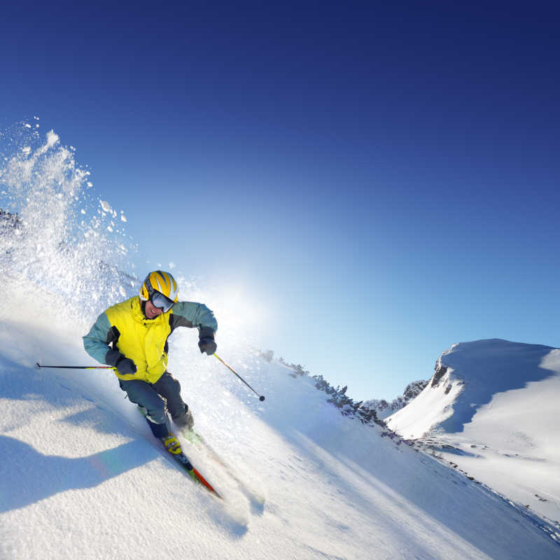 雪山上的高山滑雪运动员