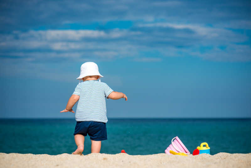 沙滩上的小男孩背影