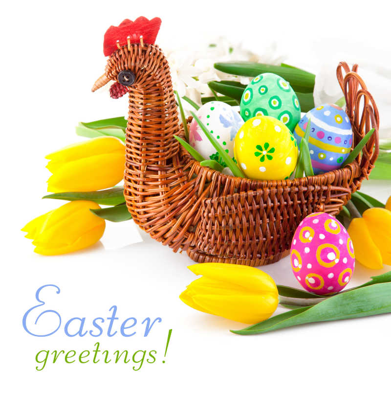 复活节彩蛋装饰放在公鸡篮子中