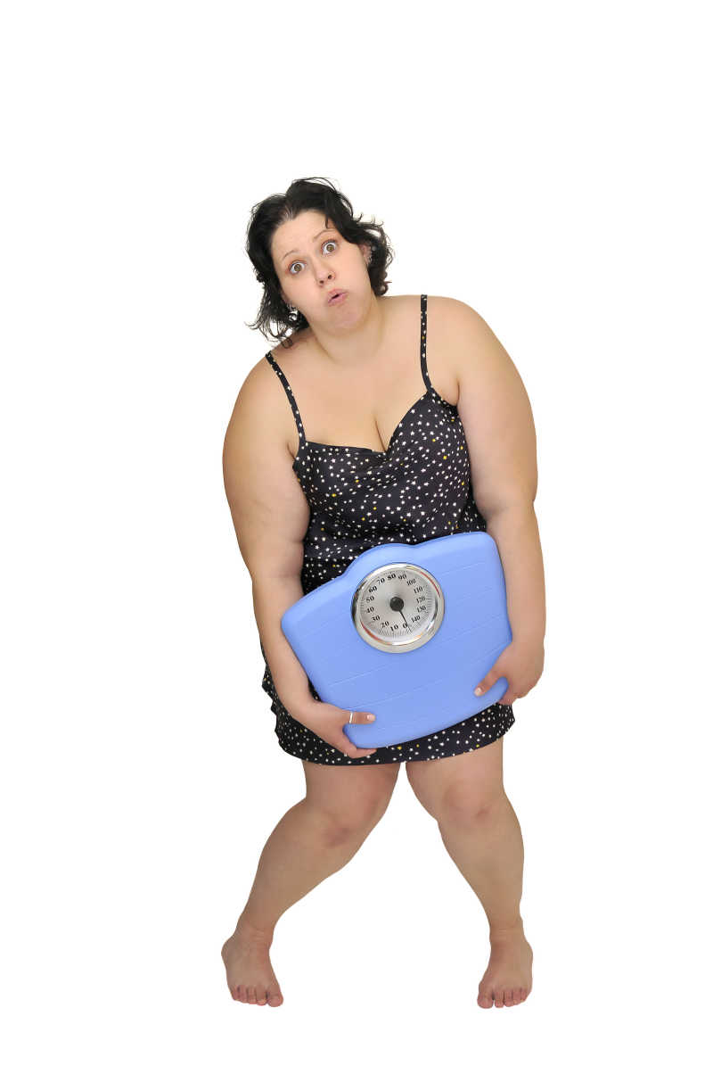 胖女人抱着电子秤