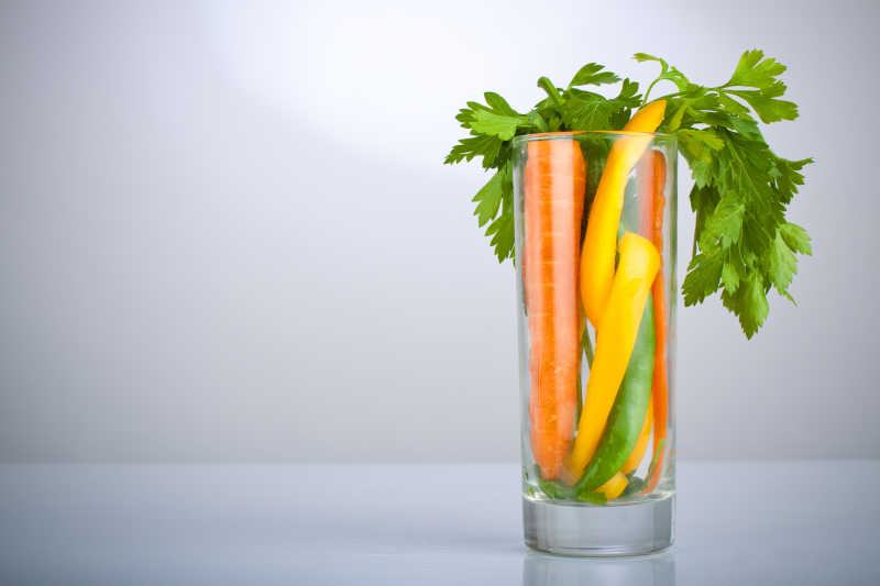 玻璃杯里的健康蔬菜
