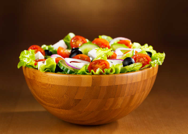 木制碗中的蔬菜沙拉