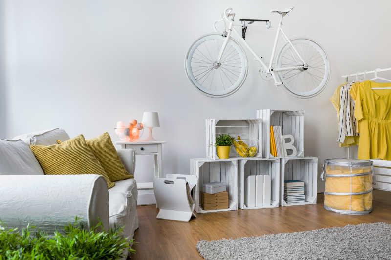 白色自行车在墙上的房间局部