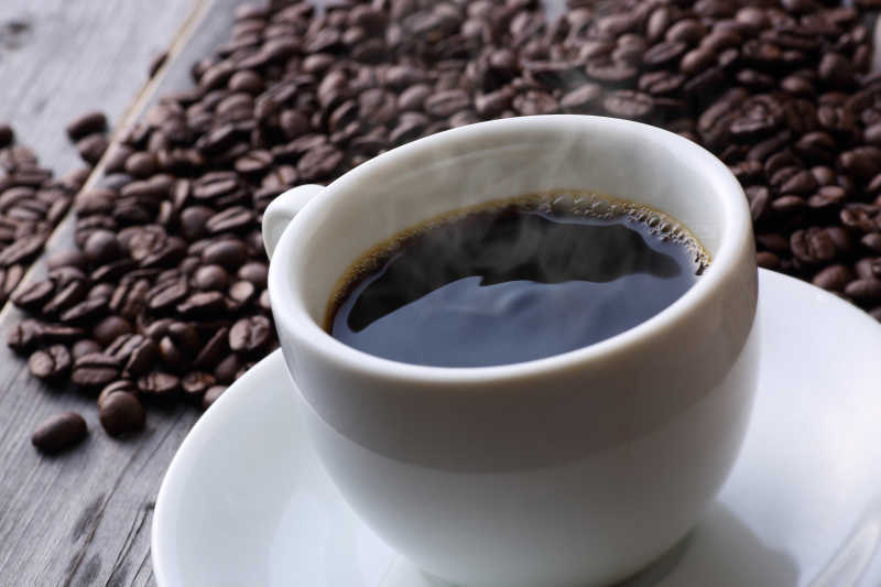 一杯香浓的咖啡与咖啡豆