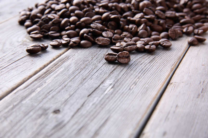 木板上放着咖啡豆