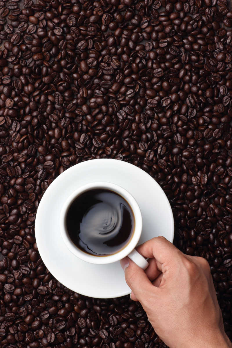 俯拍咖啡放在咖啡豆上