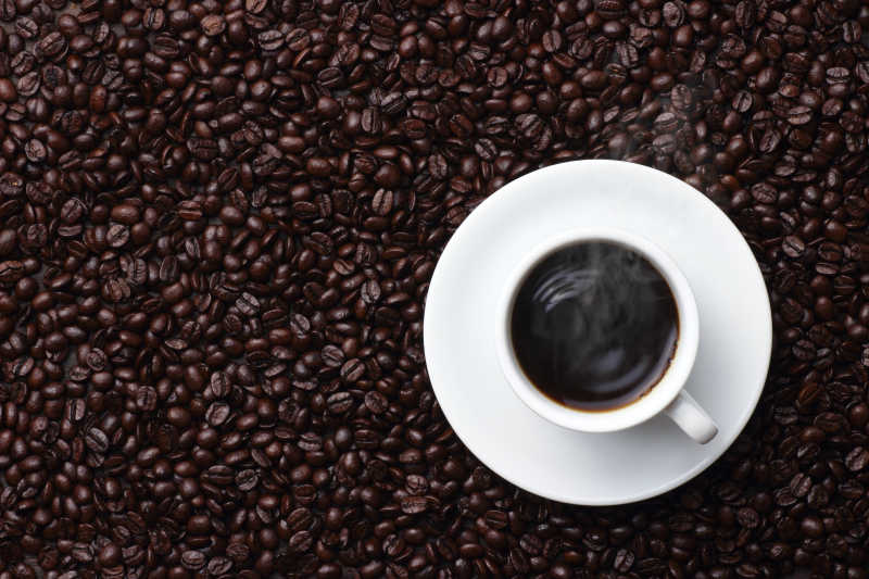 俯拍的咖啡与咖啡豆