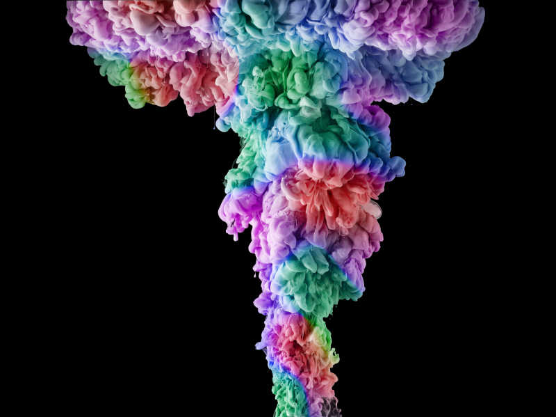 蘑菇云状的彩色墨水