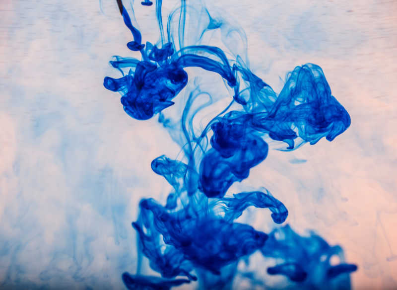 滴在水中的蓝色墨水充满艺术气息