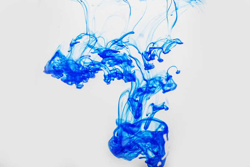 滴入水中的蓝色墨水形成的漂亮形状