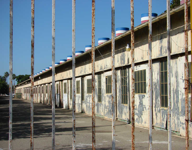 栏杆后面破旧的牢房