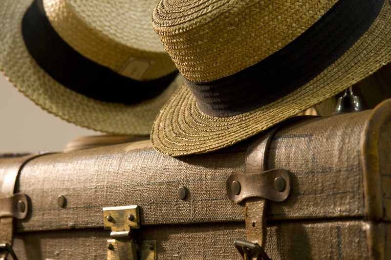 旧手提箱上的两个草帽