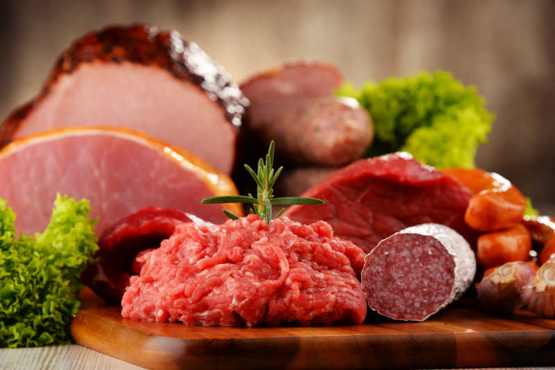 生菜和各种美味的肉制品