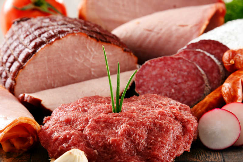 桌子上的各种肉制品