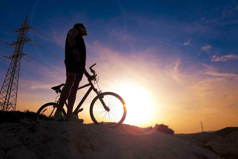 夕阳下的自行车运动员剪影