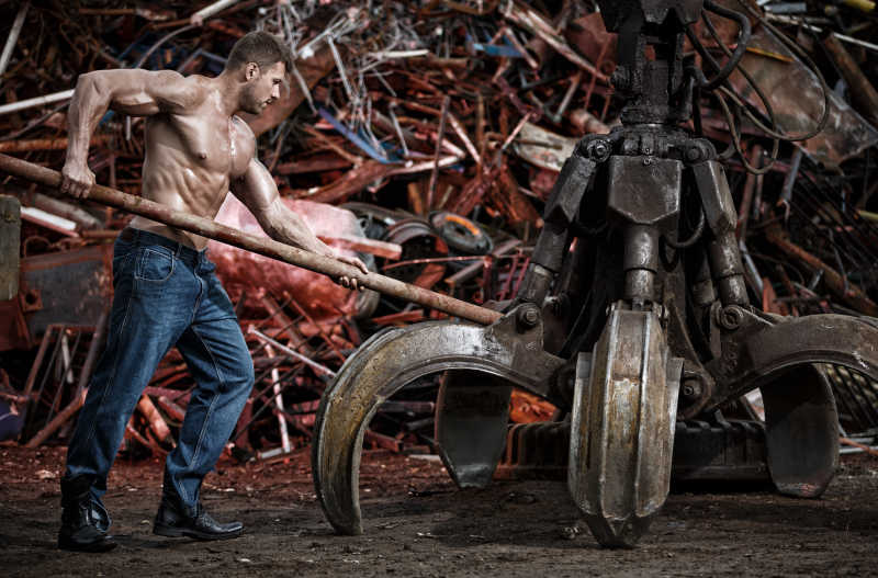 肌肉发达的男人正在拆卸一支机械手臂